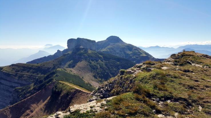 Ausblick vom Cima Verde auf Dosso d´Adramo und Monte Cornetto