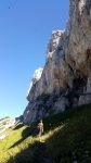 An den Felsen des Dosso d´Abramo entlang