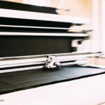 Legen und Schneiden der Stofflagen - Copyright: Andreas Selter