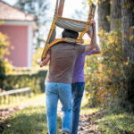 Model und Chef beim Kulissenbau © Kaipara/Andreas Gruhle